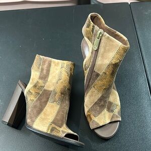 C . Wonder Ivy size 7.5 m Patchwork Tan and Brown Women's open toe Heeled Boots